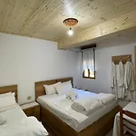 بيت شباب Xarba Gjirokastër